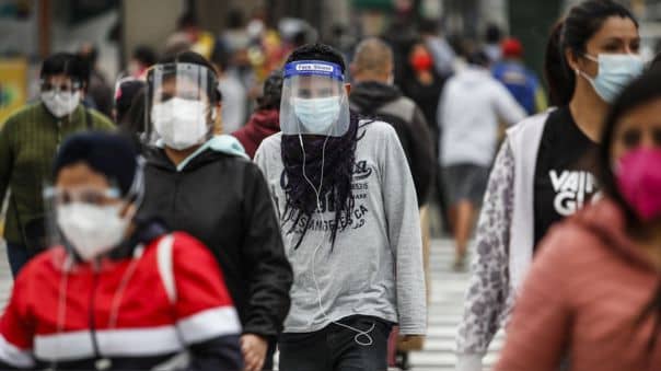 Una multitud con mascarillas en las calles de Lima