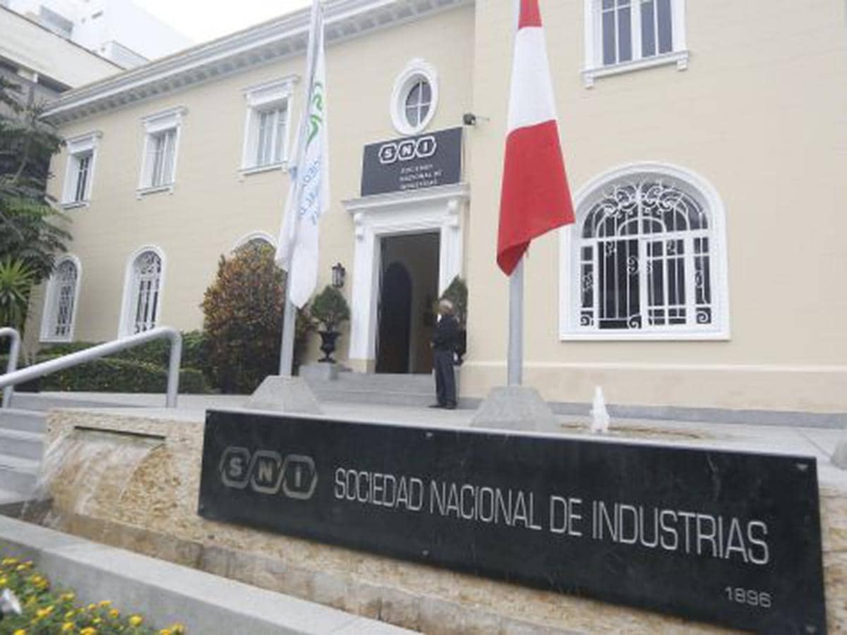 Empresarios ligados a la Sociedad Nacional de Industrias quieren vacar al presidente Castillo